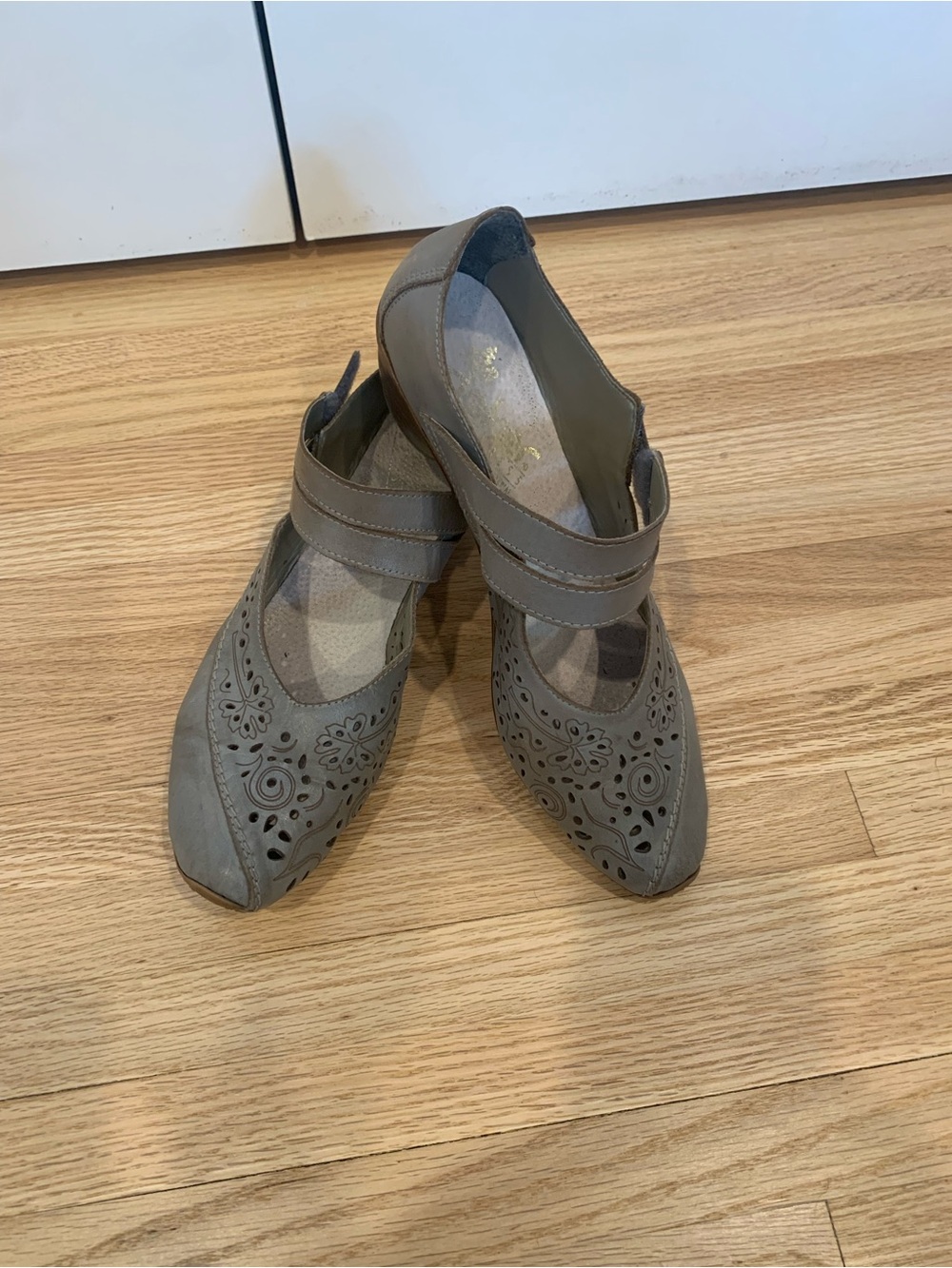 VGUC Rieker Leather Women’s Gray Mary Janes w/Perforated Floral Detail Size 40
